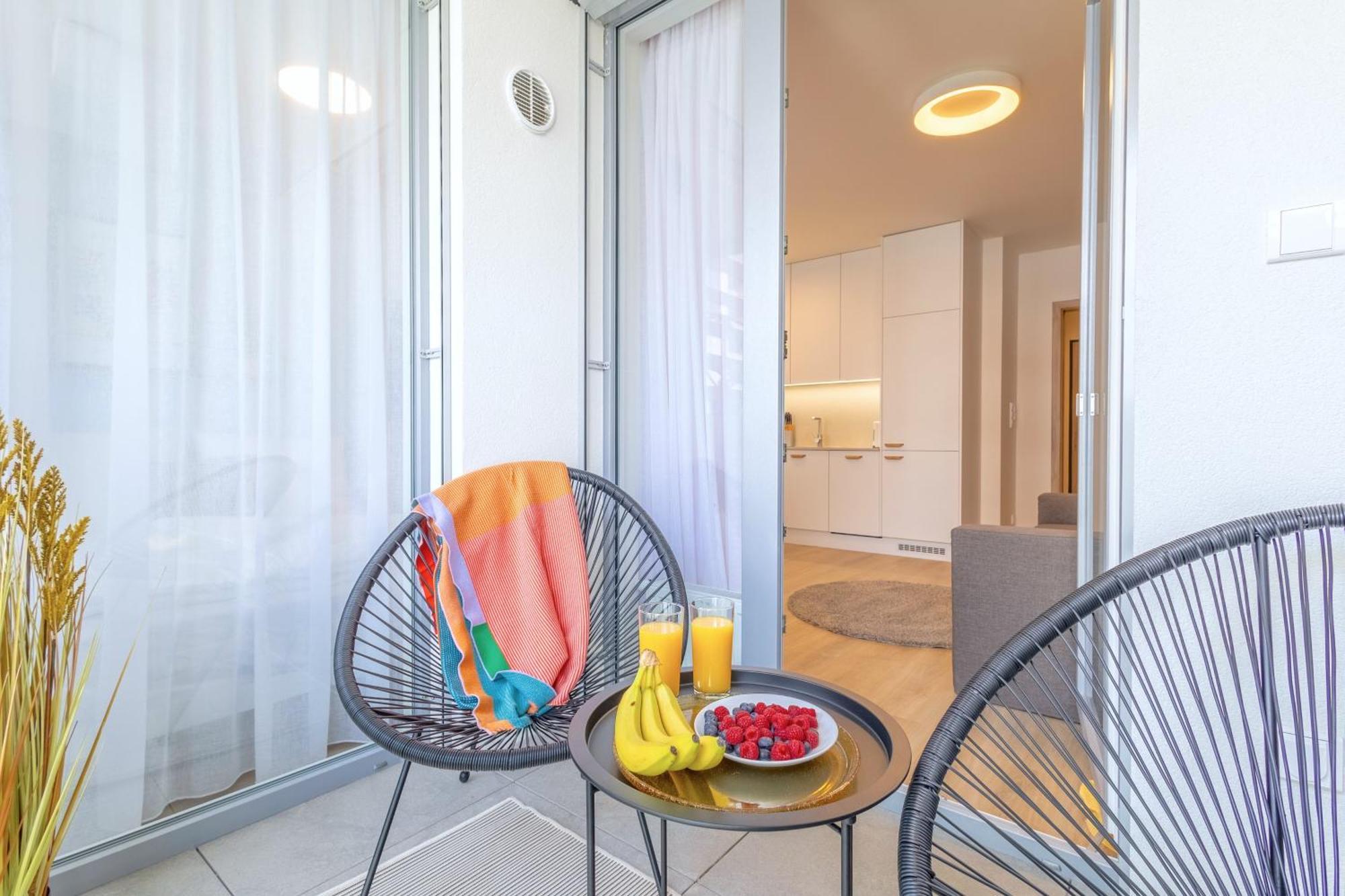 Yellow Apartment - Balcony, Free Parking, By Gravity Praga Esterno foto