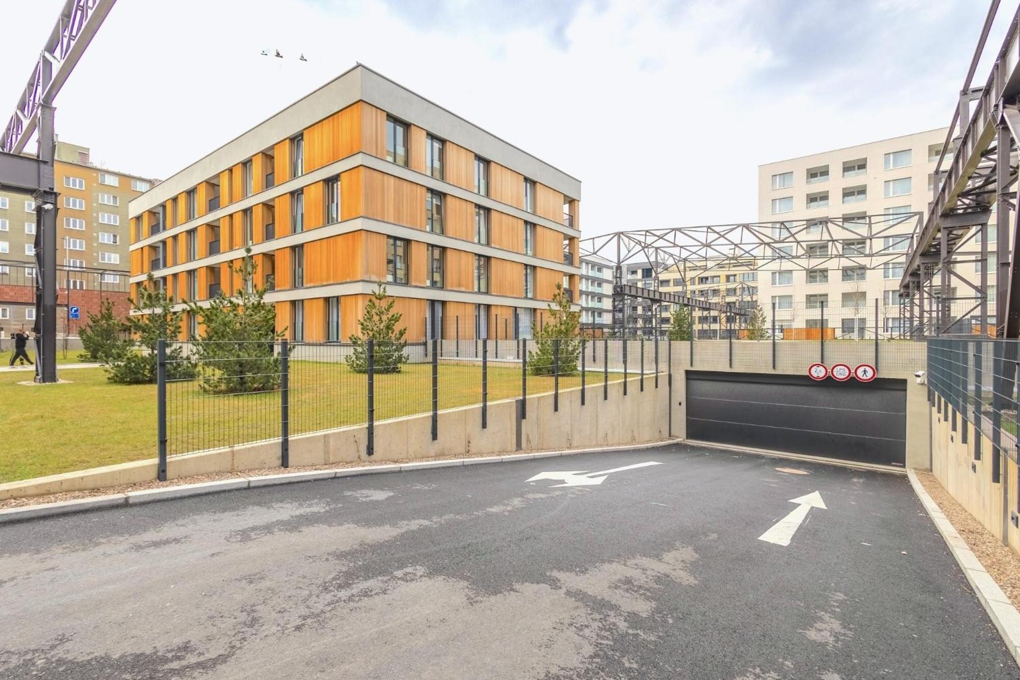 Yellow Apartment - Balcony, Free Parking, By Gravity Praga Esterno foto